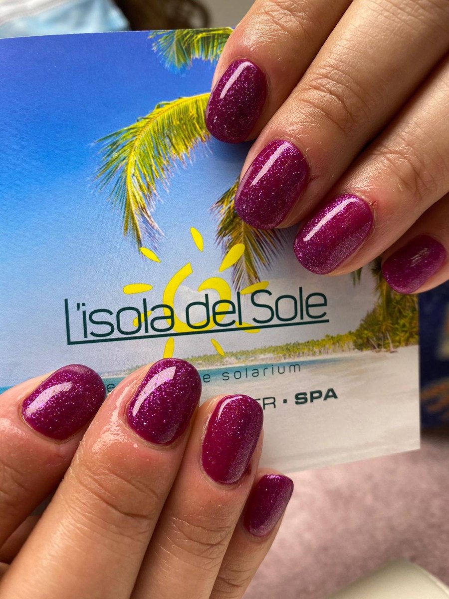 Manicure con smalto semipermanente nel centro estetico a Terni