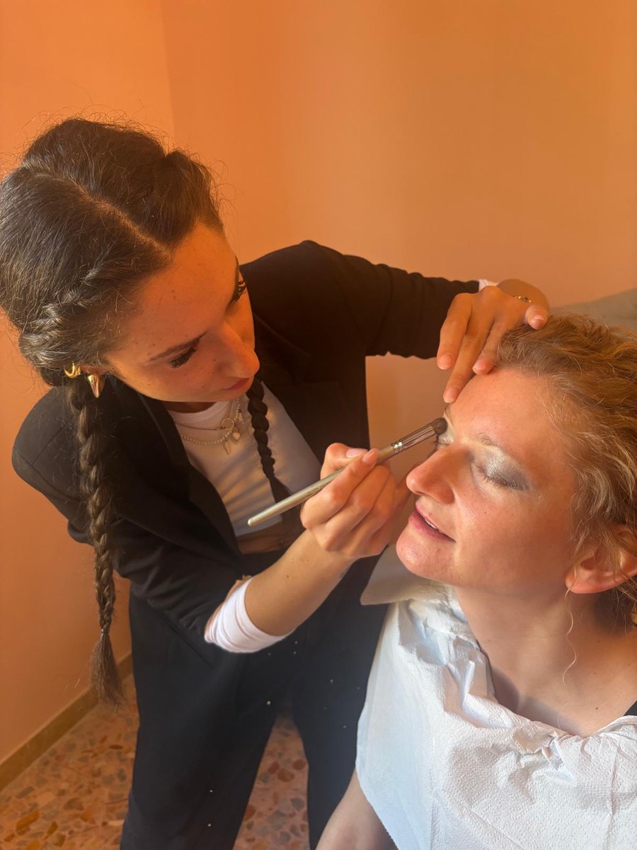 Applicazione del trucco professionale nel centro estetico a Terni